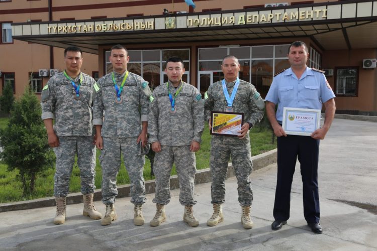 Түркістан облысында қылмысты ашуда сапалы қызмет еткен, ату сайысынан жүлделі орын алған полицейлер марапатталды