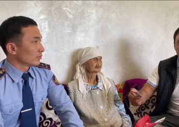Түркістан облысының полицейлері 100 жастағы қарт анаға жеке куәлігін рәсімдеп берді