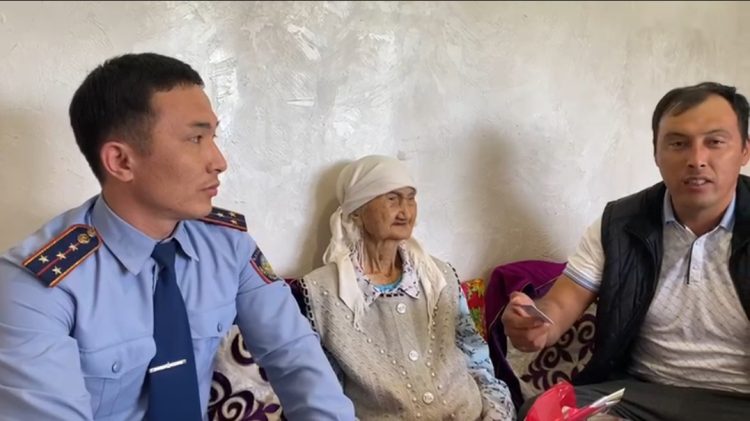 Түркістан облысының полицейлері 100 жастағы қарт анаға жеке куәлігін рәсімдеп берді
