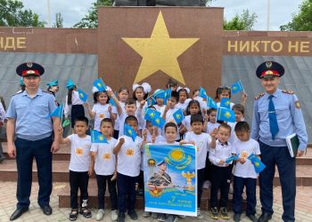 Полицейлер Ұлы жеңіс күніне орай оқушылармен кездесті