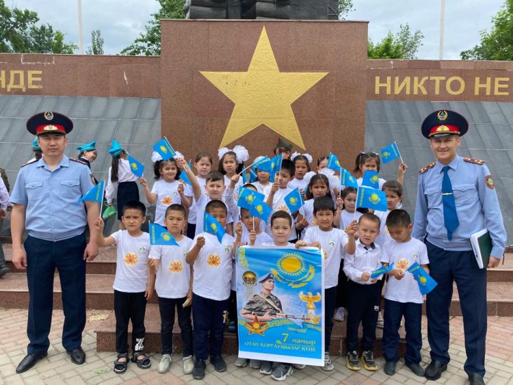 Полицейлер Ұлы жеңіс күніне орай оқушылармен кездесті