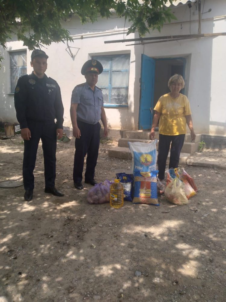 Бәйдібек ауданы полиция қызметкерлері, жалғыз басты анаға қайырымдылық көрсетті