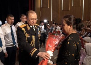 Генерал М.Қабденов қызмет бабында қайтыс болған полицейлердің жұбайларына мерекелік сыйлықтар табыстап, шипажайға жолдама берді