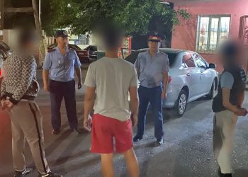 Полицейлер түнгі уақытта заңды өкілсіз жүрген 13 жасөспірімнің ата-анасына айыппұл салды