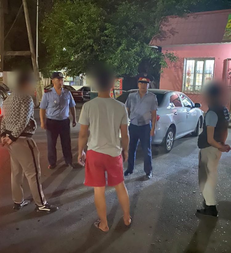 Полицейлер түнгі уақытта заңды өкілсіз жүрген 13 жасөспірімнің ата-анасына айыппұл салды