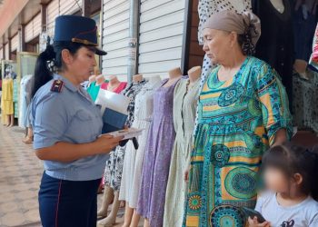 Полицейлер зорлық-зомбылықтың алдын алу мақсатында тұрғындарға үгіт-насихат жүргізуде