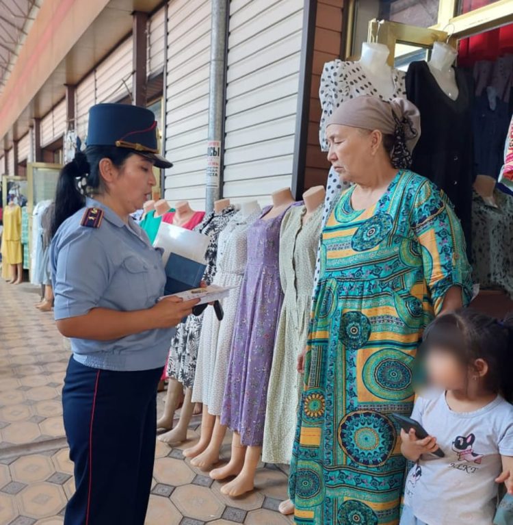 Полицейлер зорлық-зомбылықтың алдын алу мақсатында тұрғындарға үгіт-насихат жүргізуде
