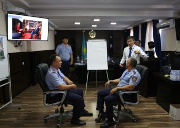 Түркістандық басшы полицейлерге академия қызметкерлері дәріс өтуде