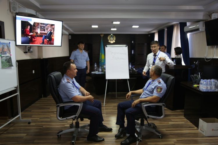 Түркістандық басшы полицейлерге академия қызметкерлері дәріс өтуде