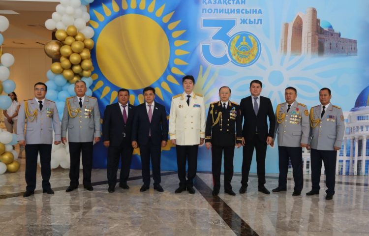 «Қазақстан Полициясының 30 жылдығы» мерекесіне орай 1000-ға тарта түрлі сала қызметкерлері мен полицейлер марапатталды
