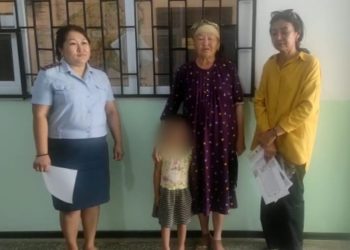 Полицейлер жоғалған 5 жасар қызды базардан тауып, отбасына қайтарды