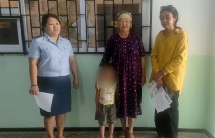 Полицейлер жоғалған 5 жасар қызды базардан тауып, отбасына қайтарды