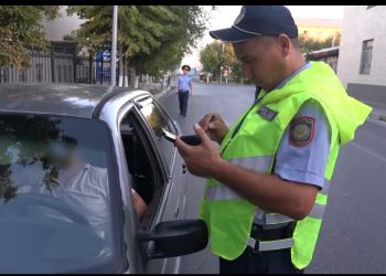«Қауіпсіз жол» іс-шарасына қатысқан полиция подполковнигі  Б.Жанаев жүргізушілерге түсіндірме жұмыстарын жүргізді