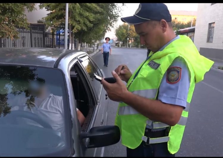 «Қауіпсіз жол» іс-шарасына қатысқан полиция подполковнигі  Б.Жанаев жүргізушілерге түсіндірме жұмыстарын жүргізді