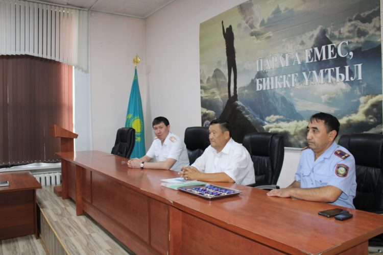 Созақтық полицейлер ардагерлерге құрмет көрсетті