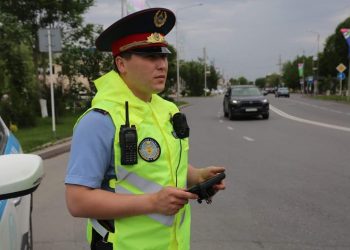 Полицейлер жалған нөмір тағып алған көлік жүргізушісін анықтады