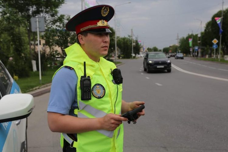 Полицейлер жалған нөмір тағып алған көлік жүргізушісін анықтады