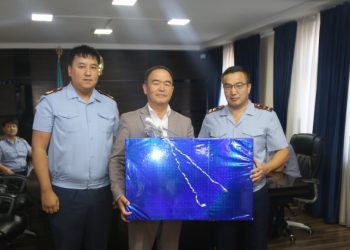 13 жастағы қызды зорламақшы болған ер адамды ұстап, құтқарып қалған тұрғынға полицейлер алғыс айтты