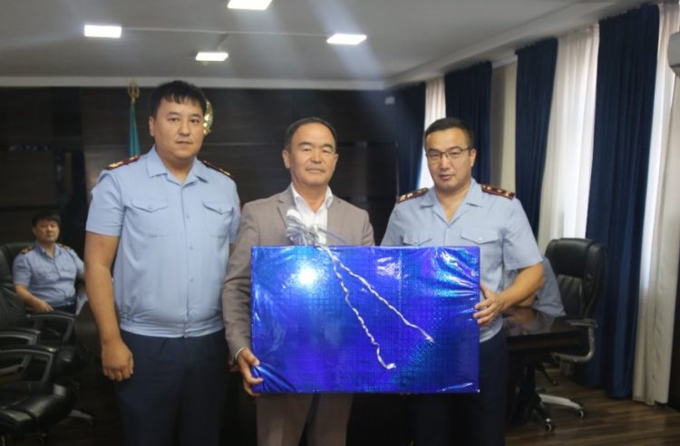 13 жастағы қызды зорламақшы болған ер адамды ұстап, құтқарып қалған тұрғынға полицейлер алғыс айтты