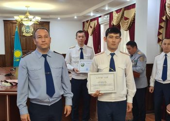 Шымкент: ҚР Конституция күніне орай үздік полицейлер марапатталды