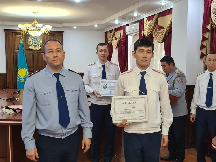 Шымкент: ҚР Конституция күніне орай үздік полицейлер марапатталды