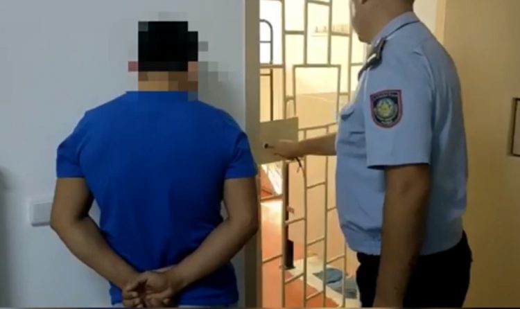 Түркістан облысының полицейлері шетел азаматынан есірткі затын тәркіледі