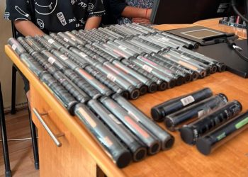 350 дана электронды темекіні  жымқырған 2 ер адам анықталды