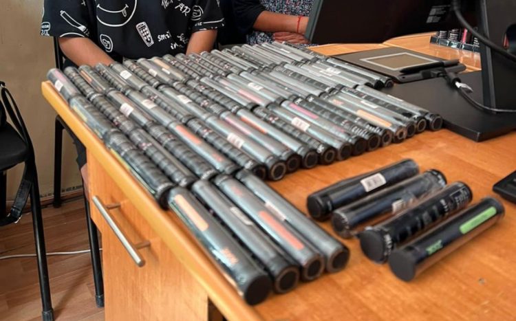 350 дана электронды темекіні  жымқырған 2 ер адам анықталды