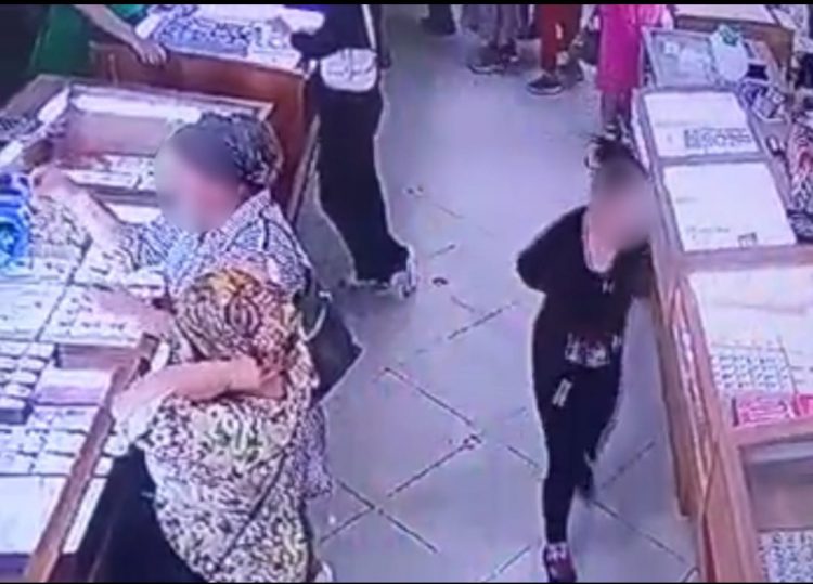 Полицейлер алтын жүзіктерді жымқырған әйелді ізін суытпай ұстады