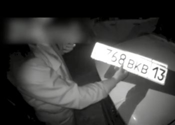 Полицейлер жалған нөмірлі көлікке қатысты екі тұрғынды жауапқа тартты