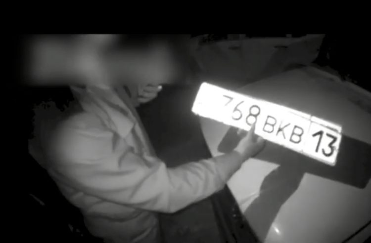 Полицейлер жалған нөмірлі көлікке қатысты екі тұрғынды жауапқа тартты