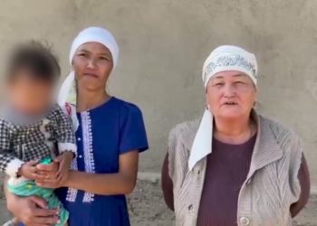 Полицейлер жоғалған 3 жасар бүлдіршін қызды тауып, алғыс алды