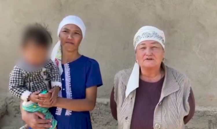 Полицейлер жоғалған 3 жасар бүлдіршін қызды тауып, алғыс алды