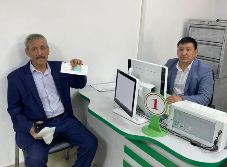 КСРО кезіндегі ескі төлқұжатпен жүрген 60 жастағы ер адамға жаңа жеке куәлік  берілді