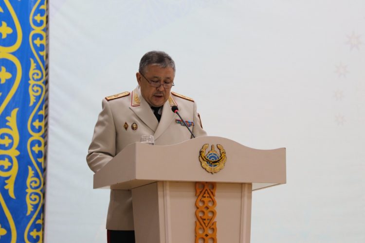 Шымкентте Республика күні қарсаңында қызметте ерекше көзге түскен 70-тен астам полицейдің анасы «Үздік офицердің анасы» медалімен марапатталды.