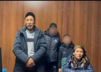 Полиция қызметкерлері жоғалған екі жасөспірімді отбасына қайтарды