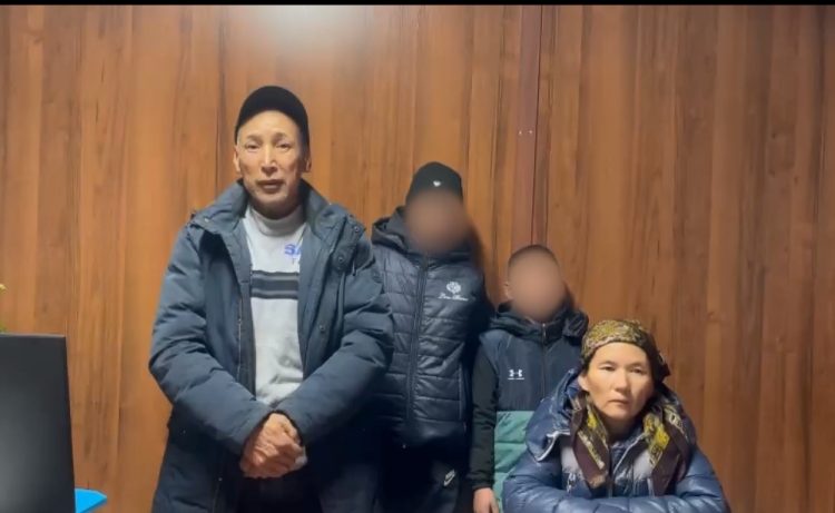 Полиция қызметкерлері жоғалған екі жасөспірімді отбасына қайтарды