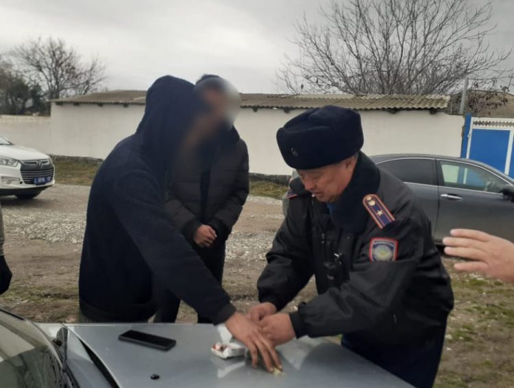 Түркістан облысының полицейлері жүргізушіден марихуана тапты