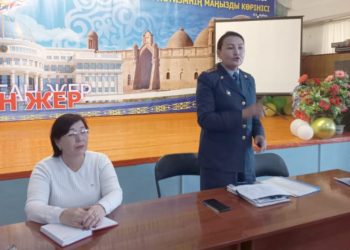 Полицейлер оқушылармен профилактикалық әңгімесулер өткізуде
