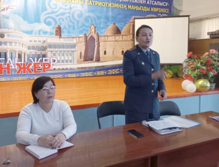 Полицейлер оқушылармен профилактикалық әңгімесулер өткізуде