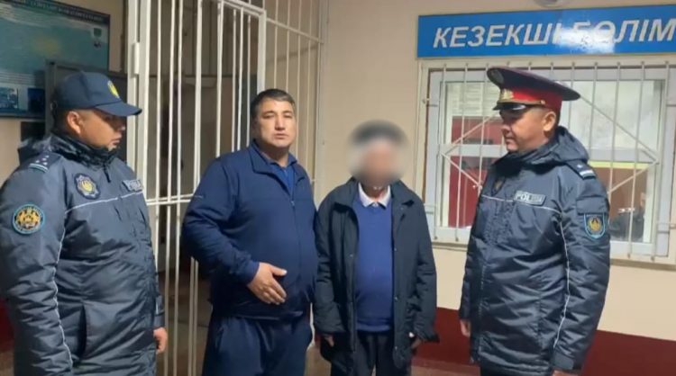 Түркістан облысының полицейлері жоғалған қарияны отбасымен қауыштырды