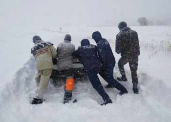 Төлебилік полицейлер қарға батқан 5 көлікке көмектесті