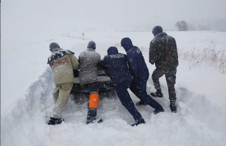 Төлебилік полицейлер қарға батқан 5 көлікке көмектесті