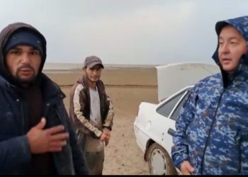 Полицейлер көліктері  батпаққа батып қалған тұрғындарға көмек көрсетті