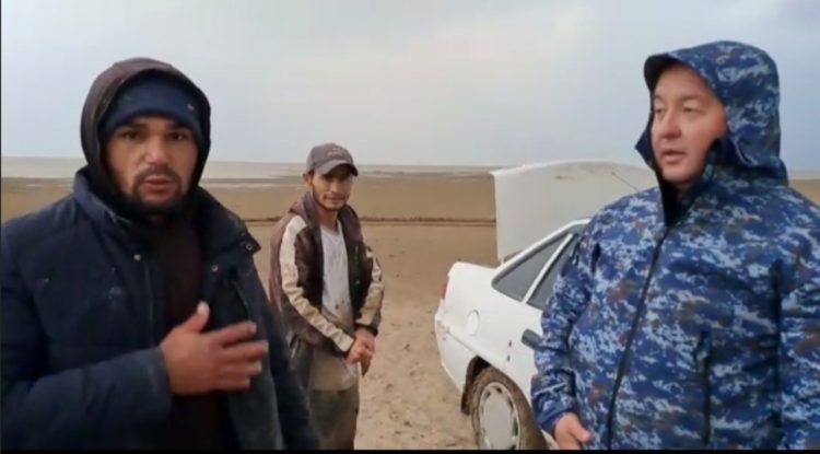 Полицейлер көліктері батпаққа батып қалған тұрғындарға көмек көрсетті