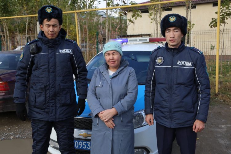 Жүкті әйелді перзентханаға жедел жеткізген полицейлерге дәрігерлер алғыс айтты