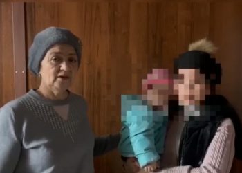 Полицейлер жоғалған келіншекті баласымен бірге үйіне қайтарды