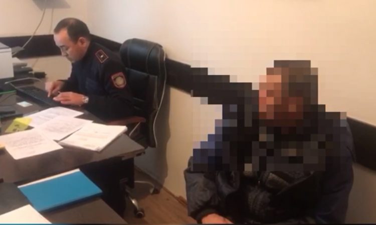 Түркістан облысының полицейлері күдікке ілінген тұрғын арқылы 10 келі есірткі сақтаған ер адамды анықтады