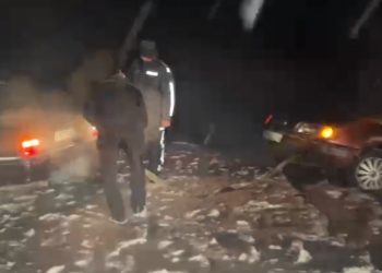 Түркістан облысының полицейлері тұрғынның жол жиегіне шығып кеткен көлігін шығарып, алғыс арқалады