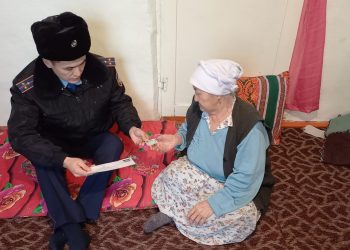 Көші-қон полицейлері 73 жастағы ақ жаулықты ананың төлқұжатын жаңартып, алғыс алды